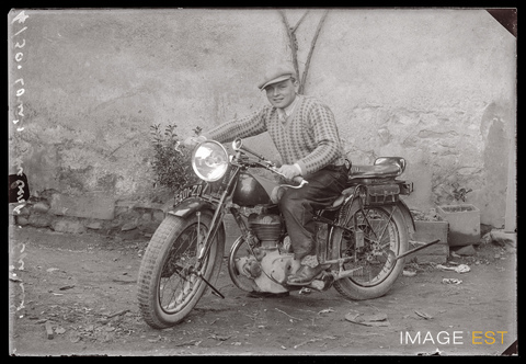 Homme sur une motocyclette (Le Val-d'Ajol)